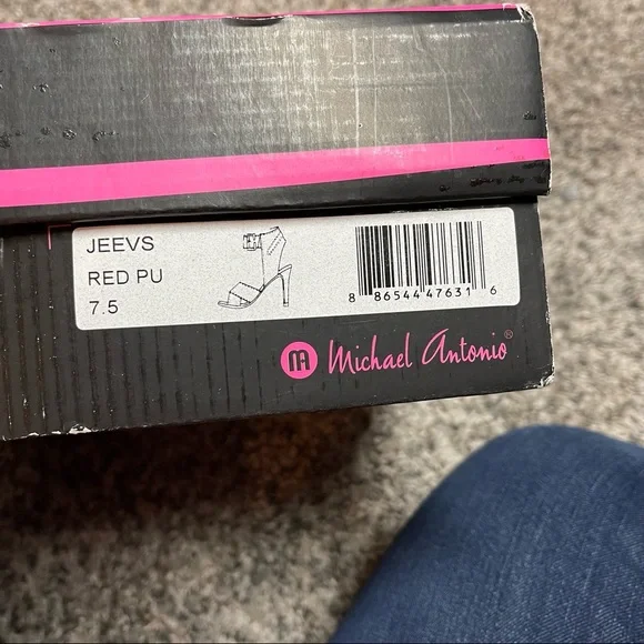 Red high heels. - Picture 4 of 8